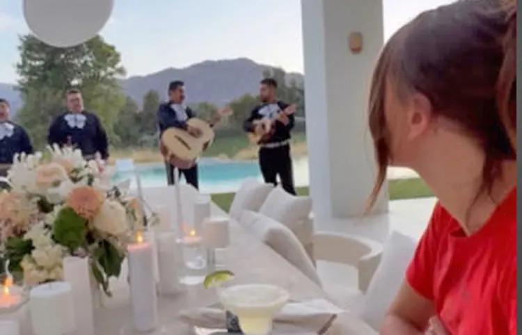 Bieber celebra a Hailey con mariachi