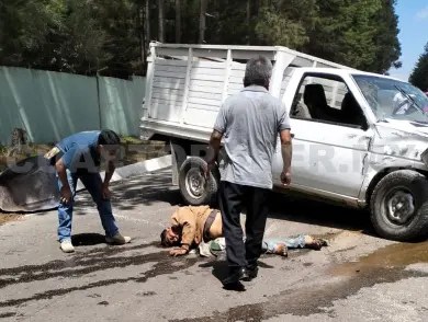 Queda lesionado tras aparatosa volcadura
