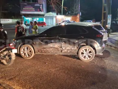 Por exceso de velocidad causa percance múltiple