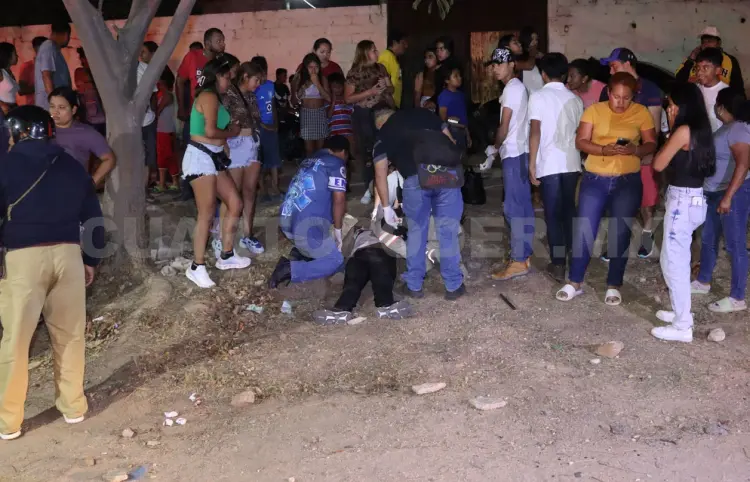 Jóvenes motociclistas colisionan entre sí