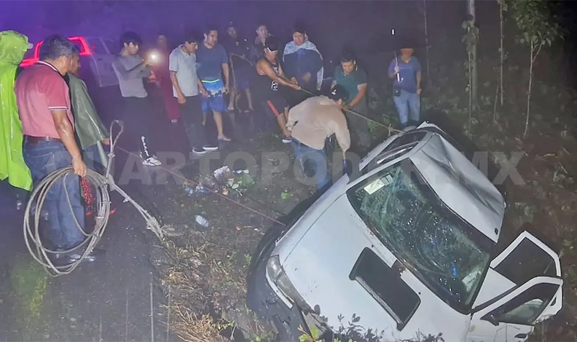 Se desbarranca en una curva por la lluvia