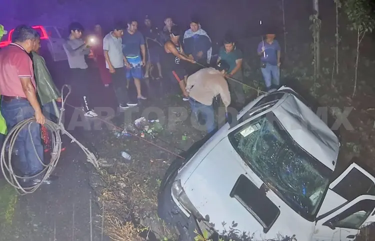 Se desbarranca en una curva por la lluvia