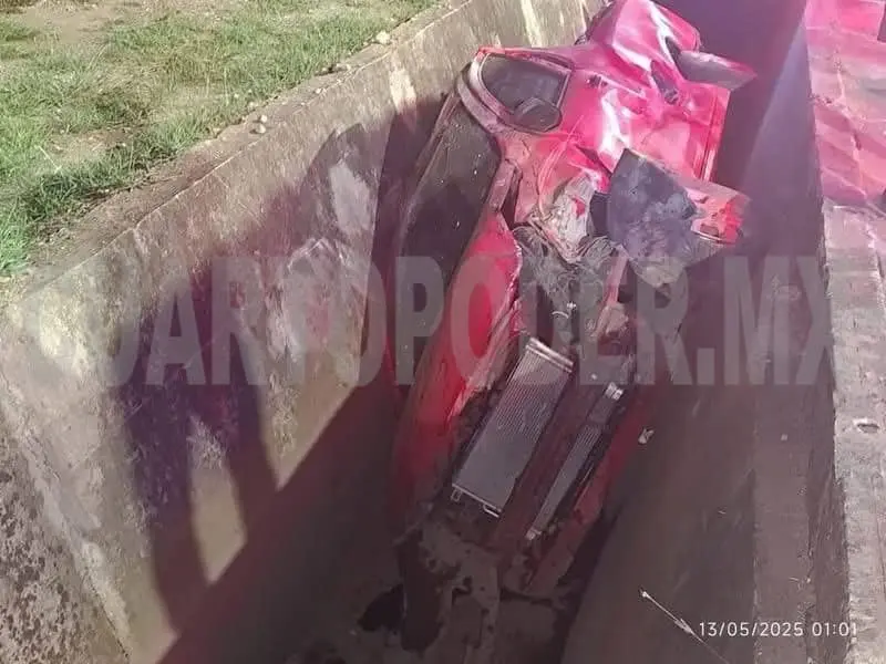 Cae camioneta en dren pluvial de par vial