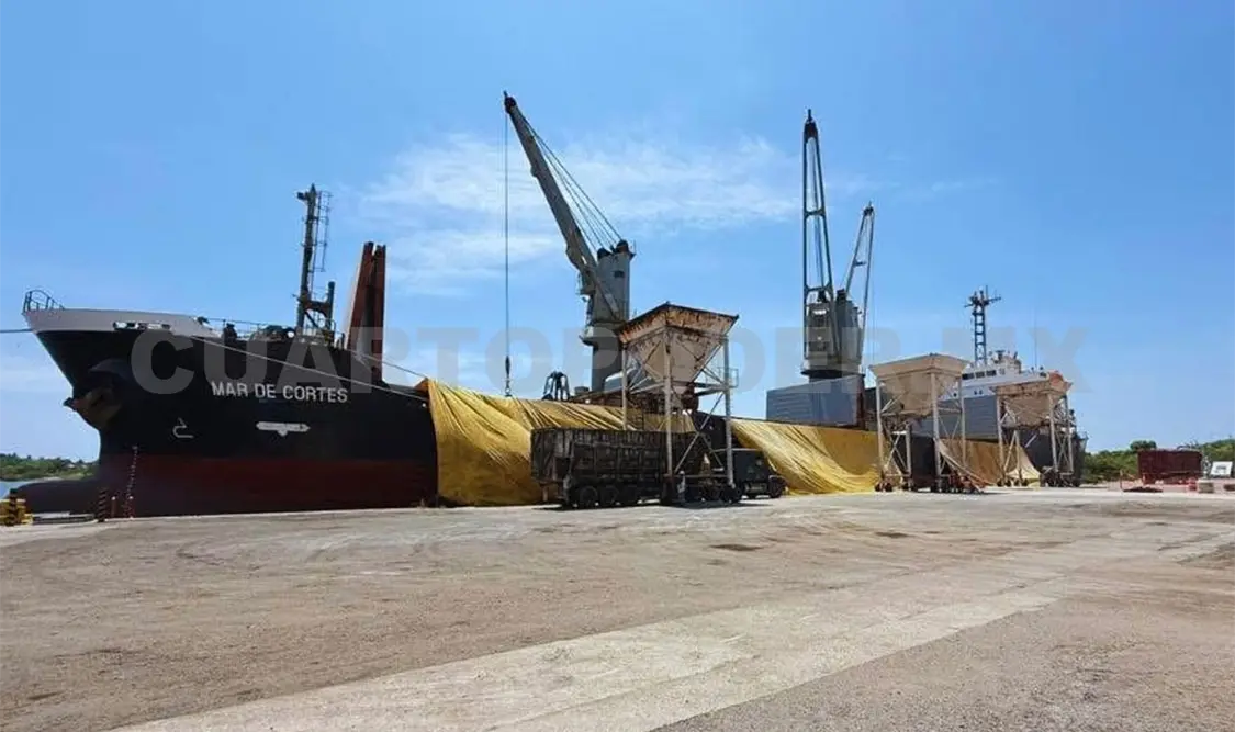 Buque cargado de maíz llega a Puerto Chiapas