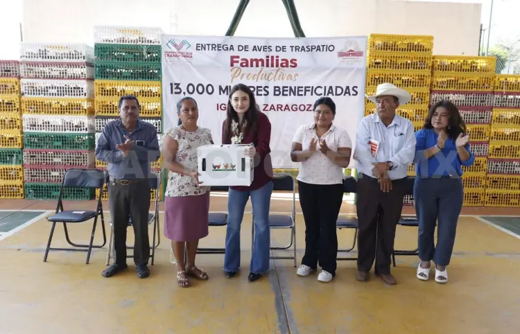 Valeria Rosales entrega paquetes de aves