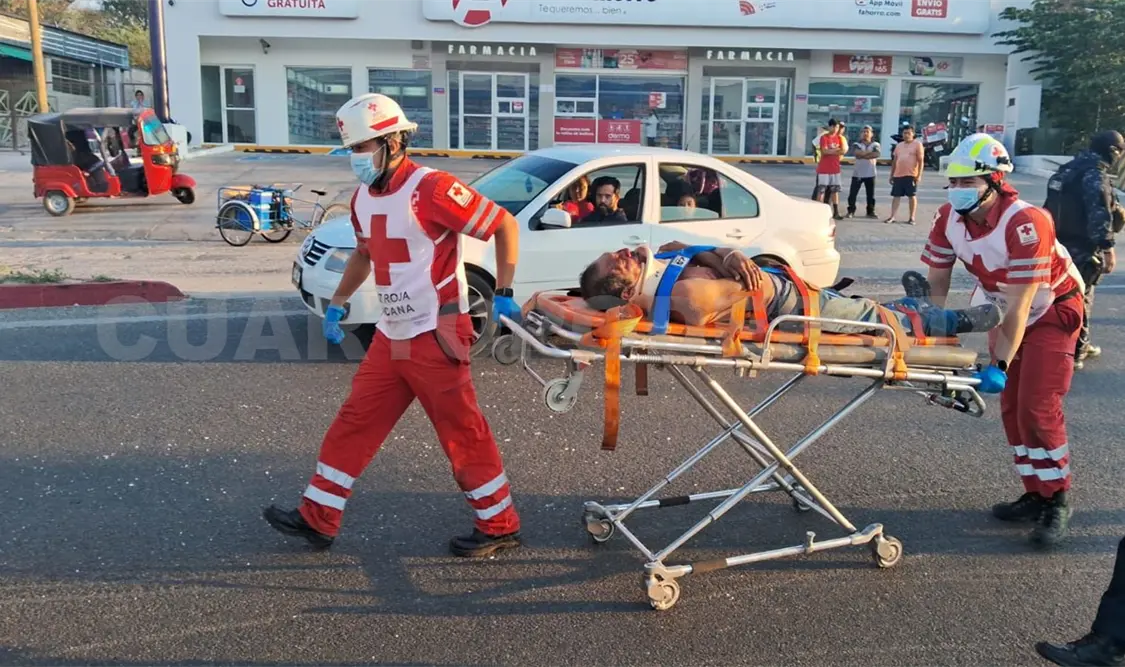 Embisten a peatón; se debate entre la vida y la muerte