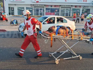 Embisten a peatón; se debate entre la vida y la muerte