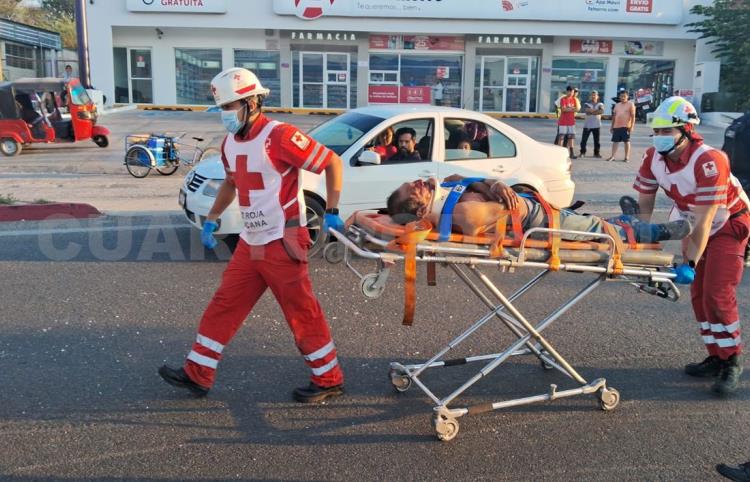 Embisten a peatón; se debate entre la vida y la muerte