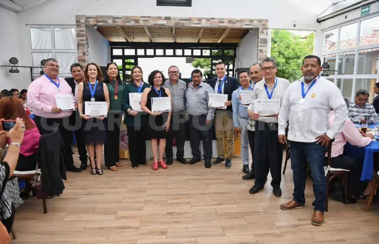 Reconocen a docentes con 25 y 30 años de servicio