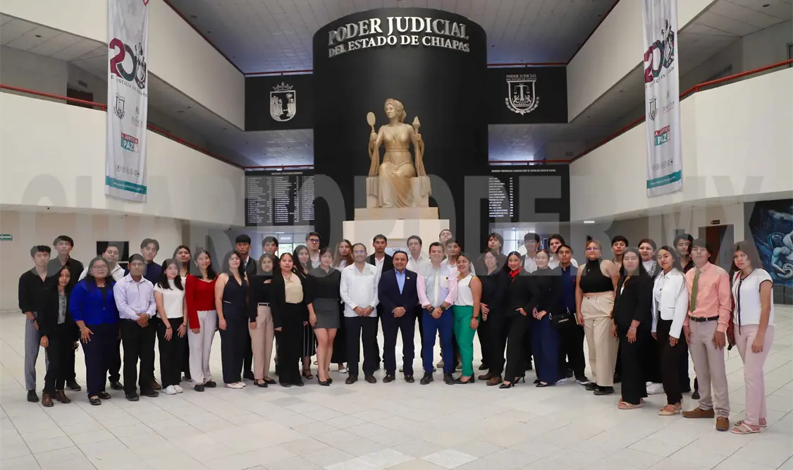Recibe presidente del Poder Judicial a estudiantes de la Unicach