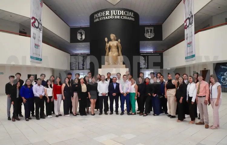 Recibe presidente del Poder Judicial a estudiantes de la Unicach