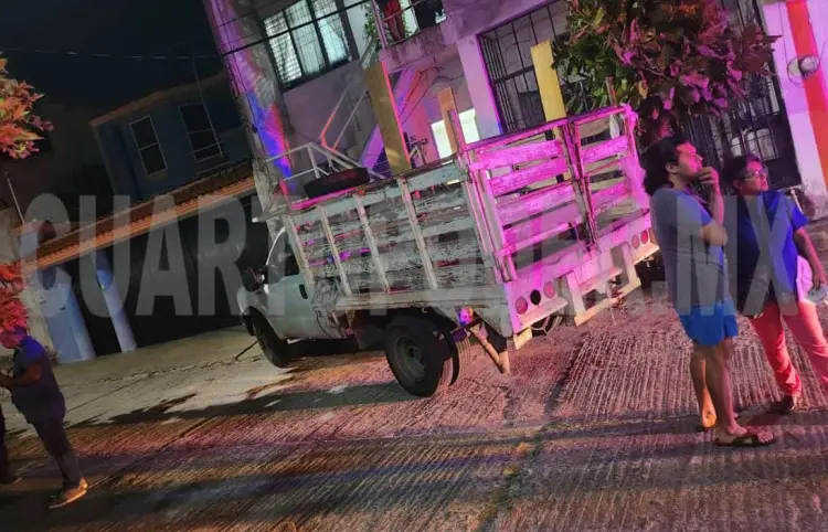 Se estrella camioneta contra fachada de casa