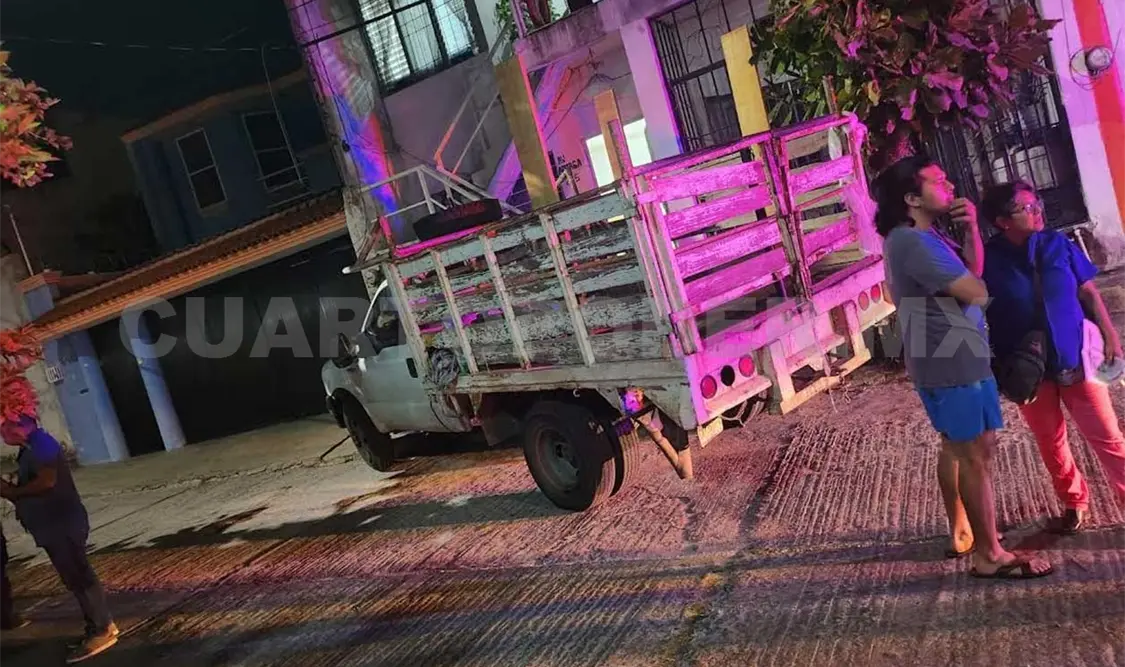 Se estrella camioneta contra fachada de casa