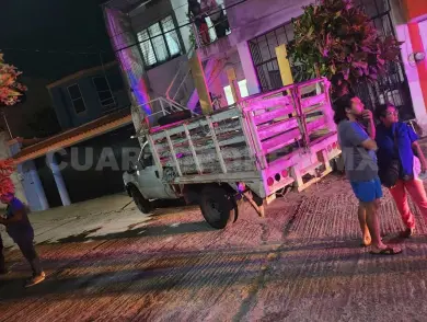 Se estrella camioneta contra fachada de casa