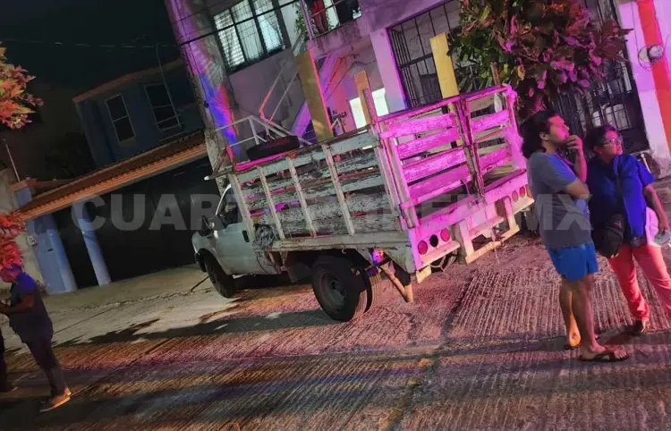 Se estrella camioneta contra fachada de casa