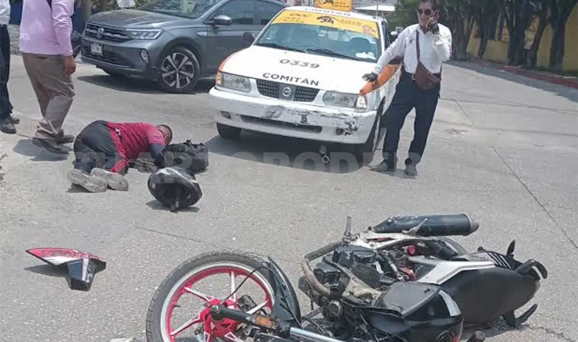 Motociclistas son atropellados por taxistas
