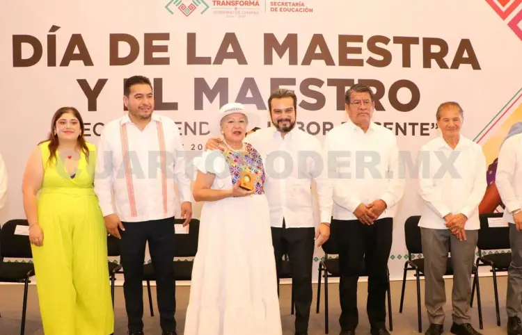Reconocen trayectoria de maestras y maestros