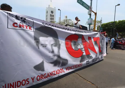 Se movilizan maestros en Tuxtla