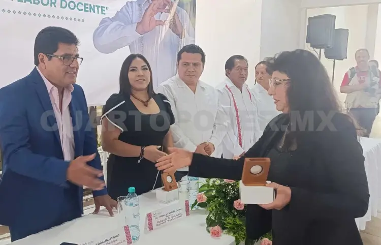 Entregan a maestros reconocimiento por 30 años de servicio