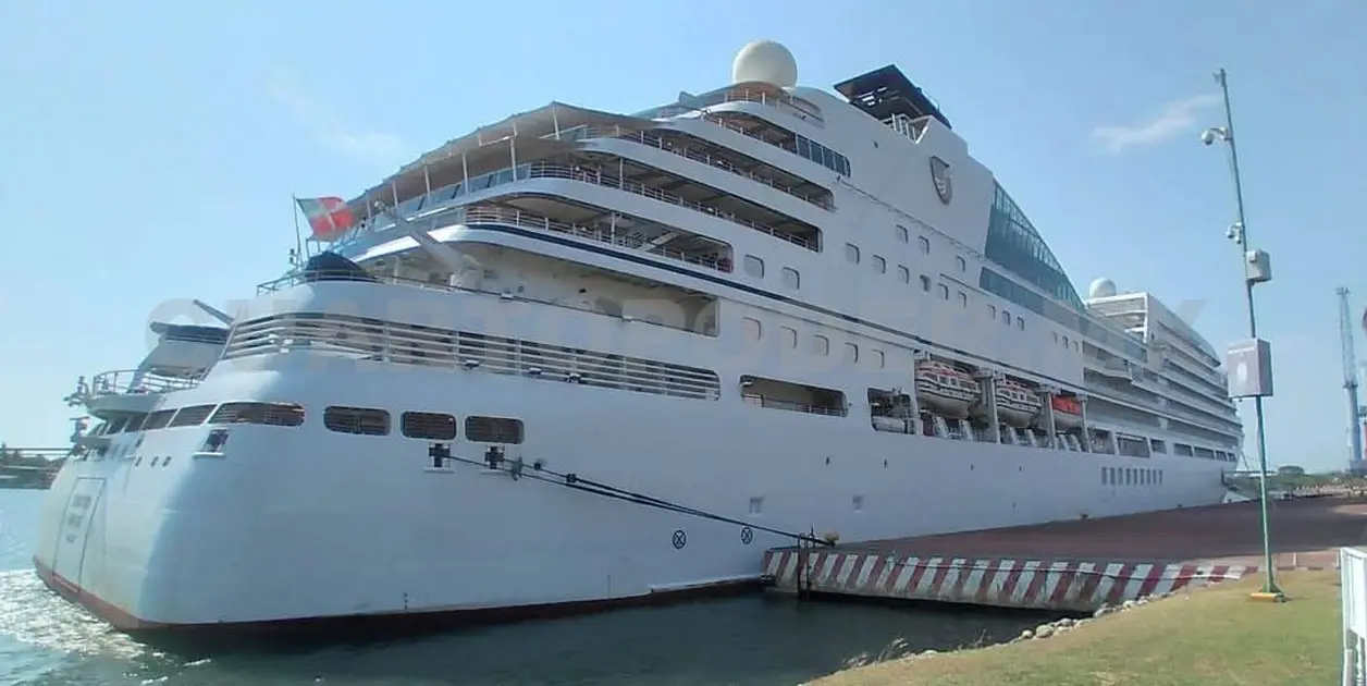 El crucero, procedente de Huatulco, Oaxaca, atracó en el muelle de cruceros, transportando a 540 pasajeros y 404 tripulantes. CP