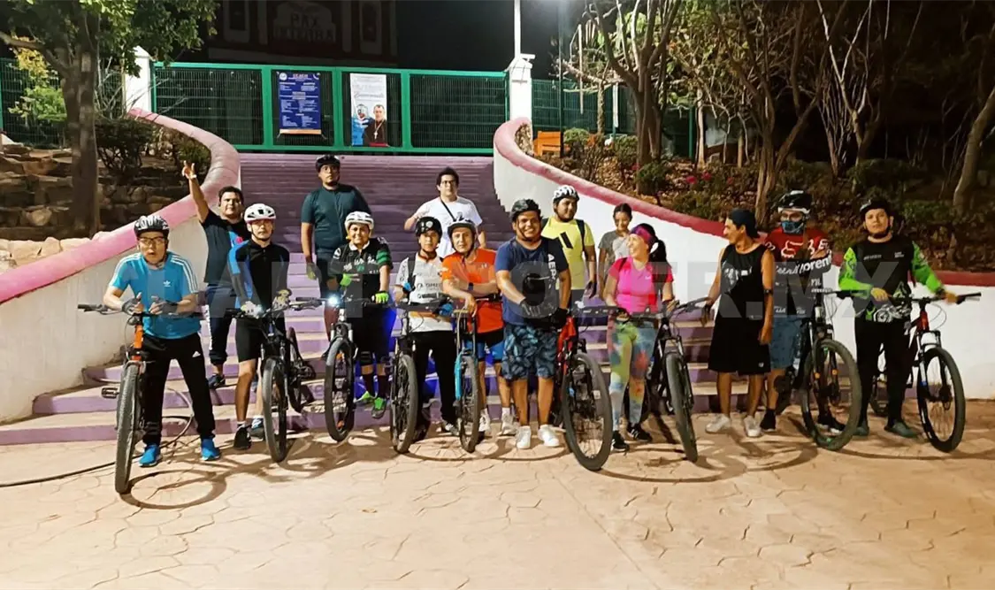 Decenas de ciclistas participaron en la rodada nocturna desde el parque 5 de Mayo hasta Caña Hueca. Cortesía