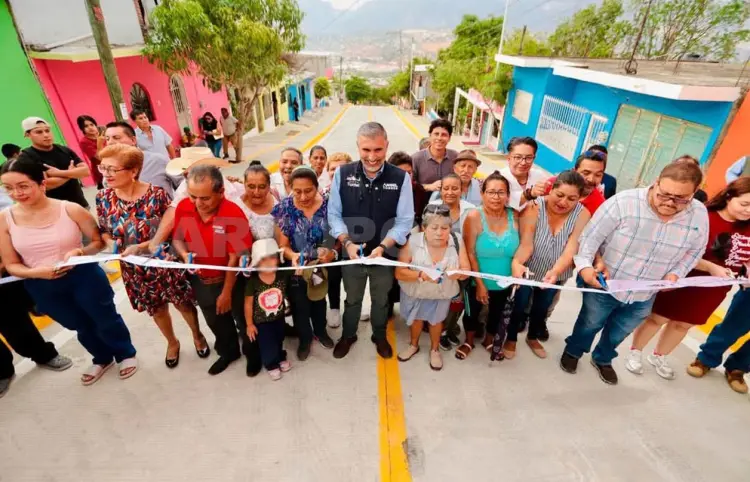 Inaugura Ángel Torres una calle más
