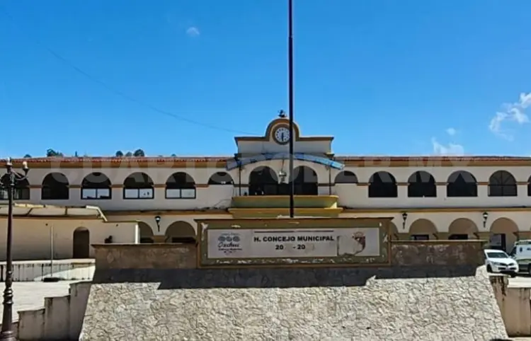 Retienen a tres funcionarios en Oxchuc