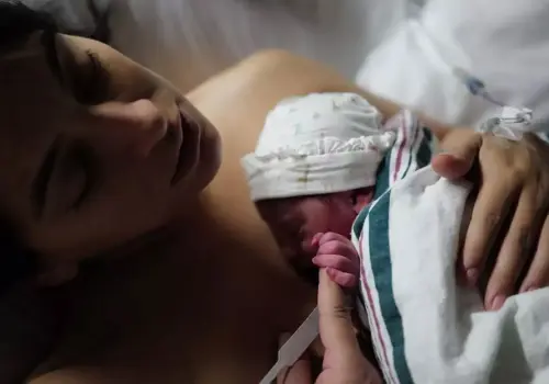 Ana Brenda debuta como mamá