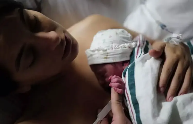 Ana Brenda debuta como mamá