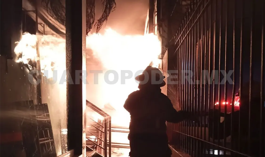 Al parecer las llamas se originaron por una falla eléctrica. Ulises Villalobos / CP