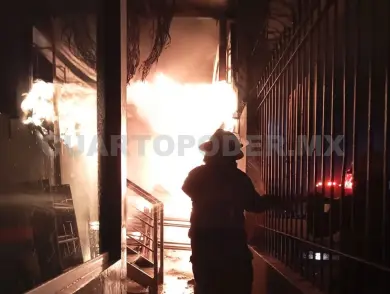 Se incendia negocio; fue calcinado por completo