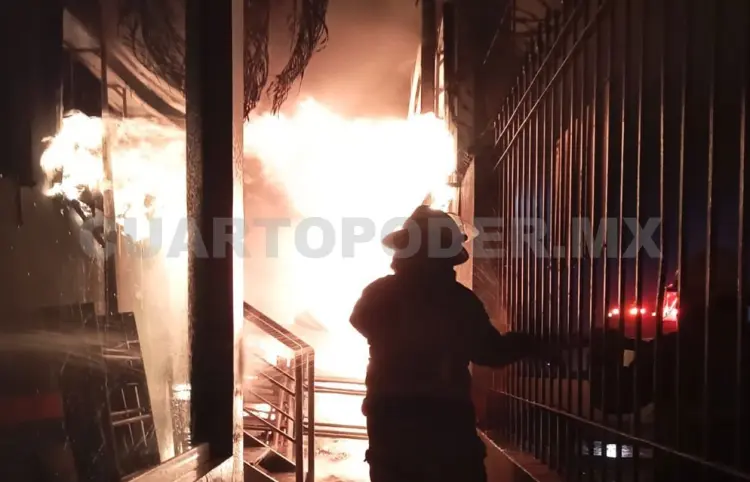 Se incendia negocio; fue calcinado por completo