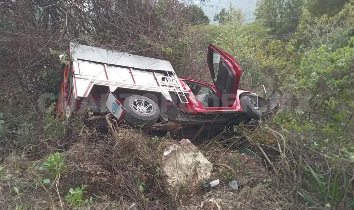 La Estaquitas salió del camino y volcó entre los matorrales. Cortesía