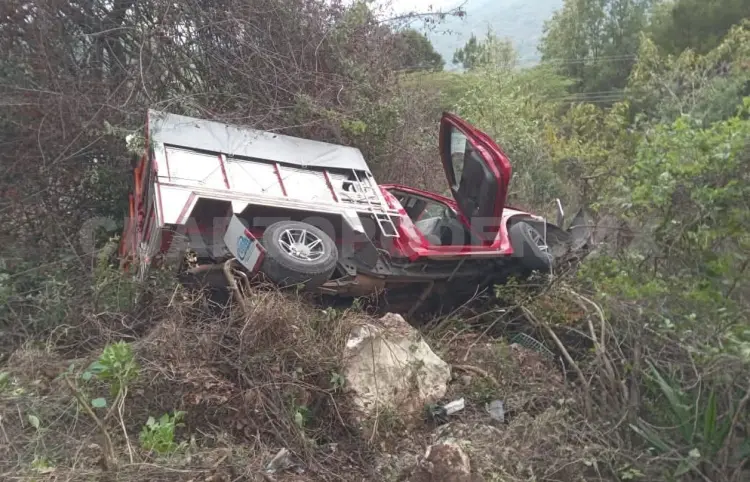 Pierde el control y sale de la carretera