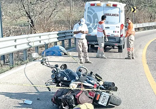 Perece motociclista; se estampó en la contención