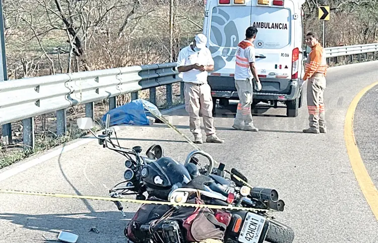 Perece motociclista; se estampó en la contención