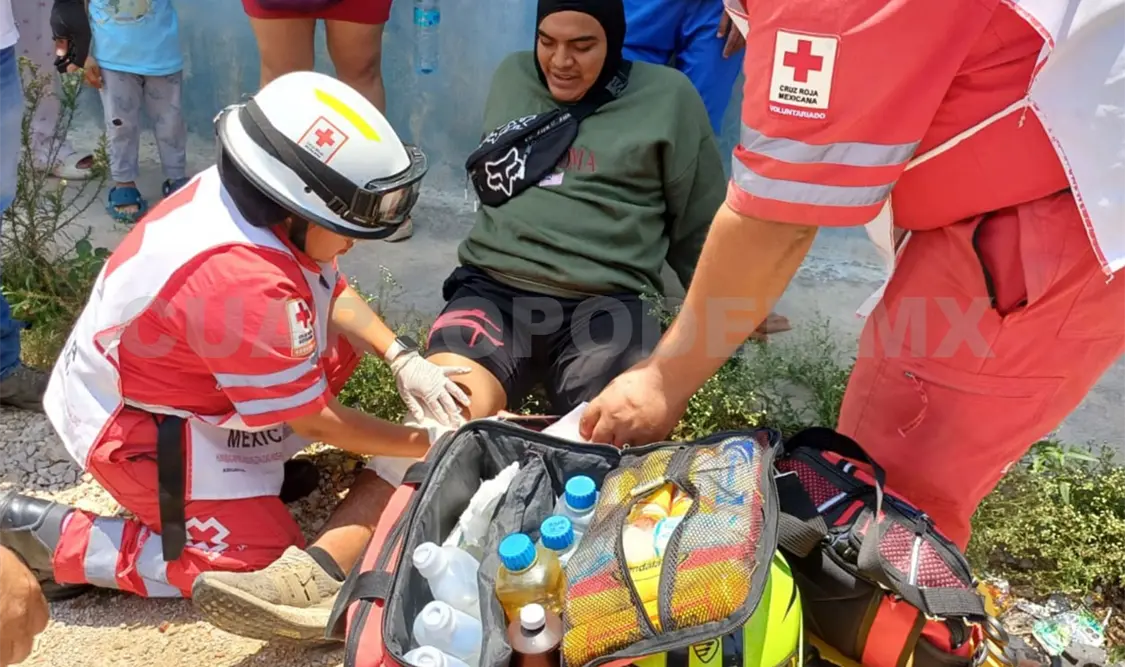 El mediodía del sábado se dio el segundo incidente. El motociclista quiso rebasar a un colectivo y se estampó en un taxi. Juan Orel / CP