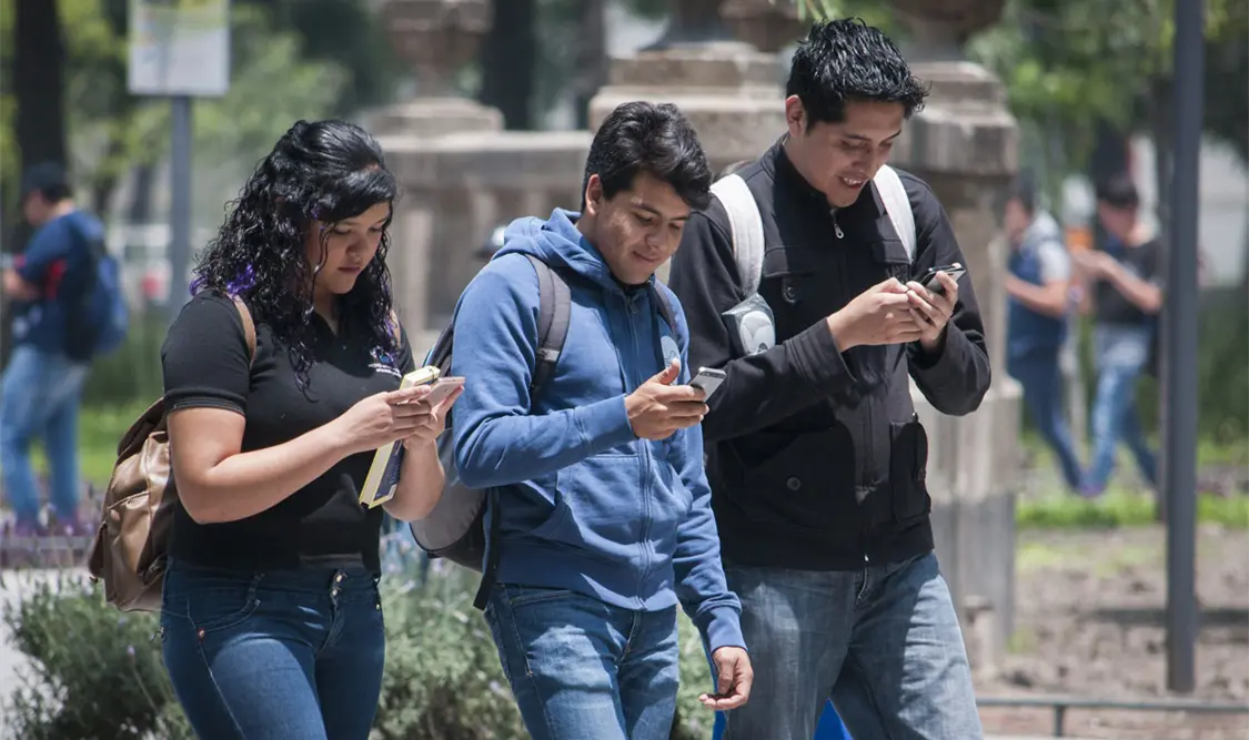 El uso prolongado de pantallas pueden influir en las alteraciones de salud en la juventud. Cortesía