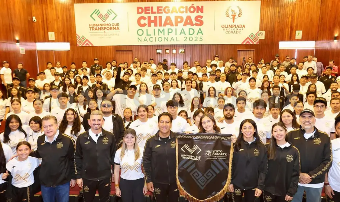Eduardo Ramírez entregó el estandarte a Evelyn Fuentes Madrigal, medallista de bronce en los Nacionales Conade 2024. CP