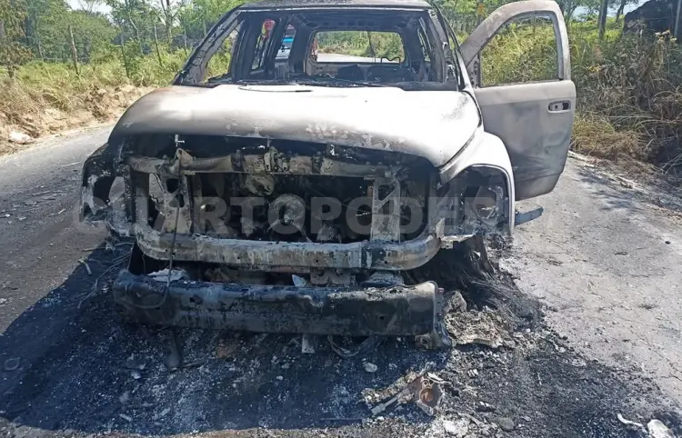 Arde en llamas Suburban y la dejan abandonada