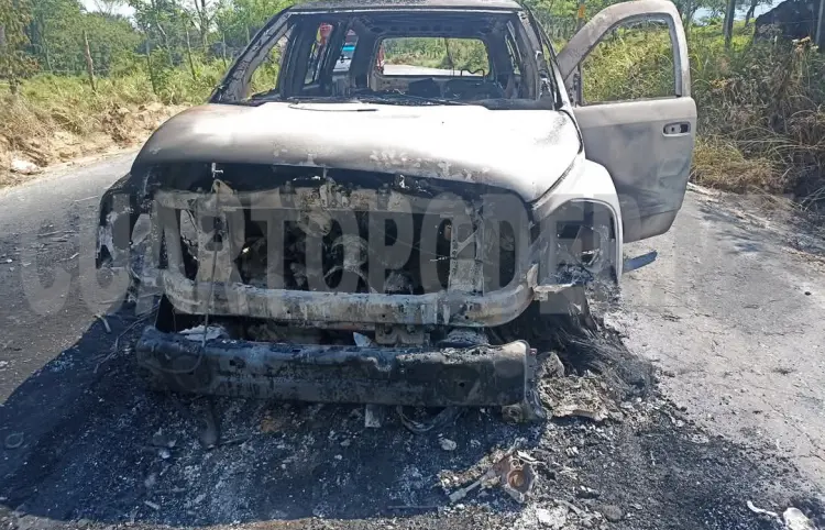 Arde en llamas Suburban y la dejan abandonada