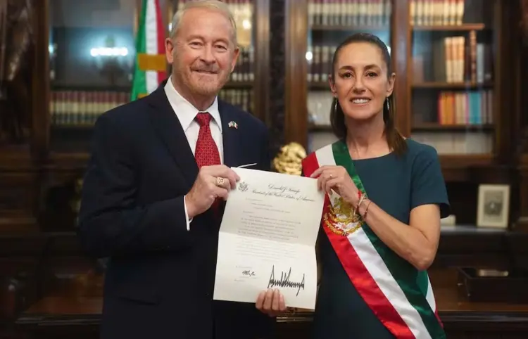 Ronald Johnson se reúne con Sheinbaum