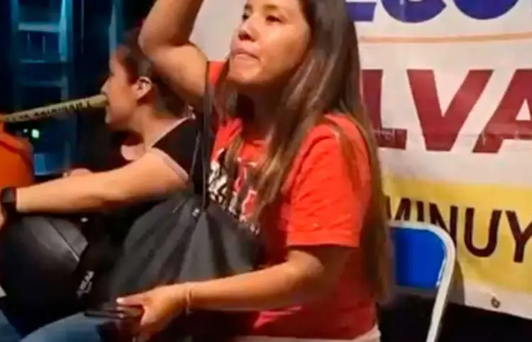 Graban alcoholizada a funcionaria de Bienestar