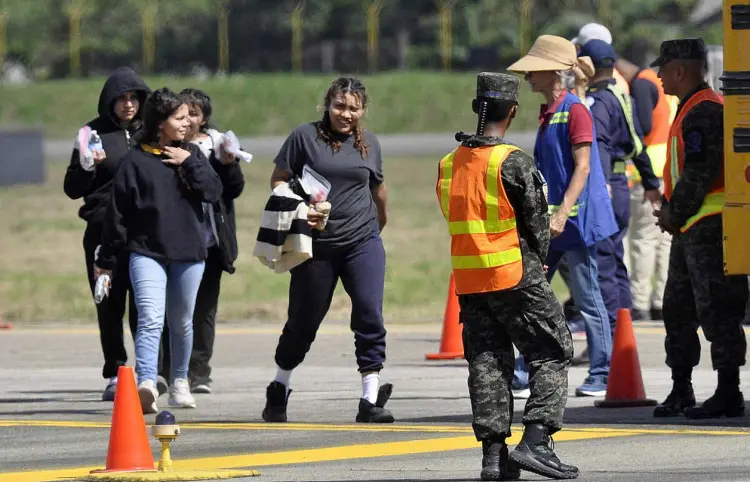 Sale primer vuelo con migrantes "autodeportados"