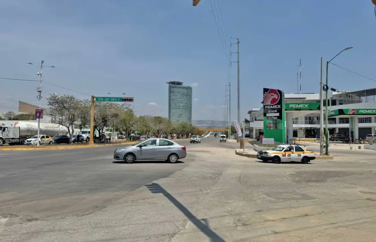 Reparan socavón en entrada de Patria Nueva