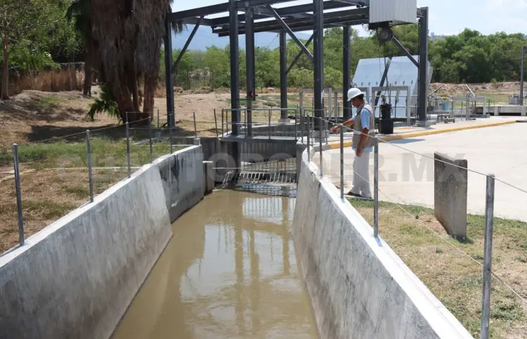 Continúan trabajos para restablecer agua potable