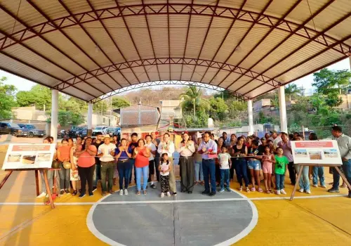 Entregan parque infantil y domo en La Popular
