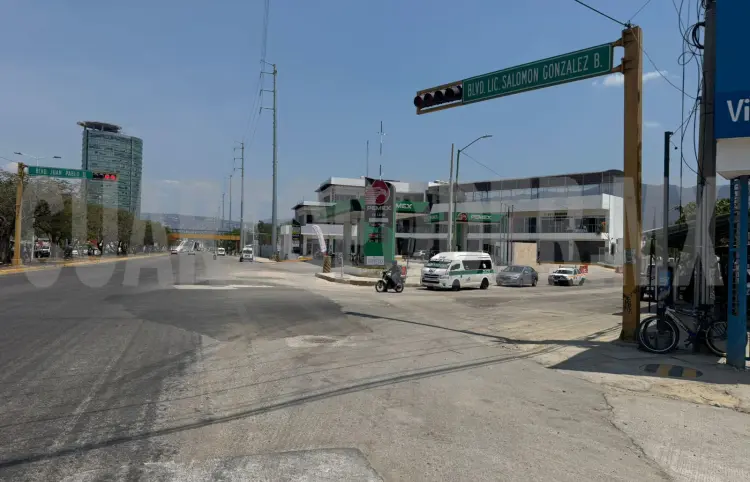 Reparan socavón en entrada de Patria Nueva