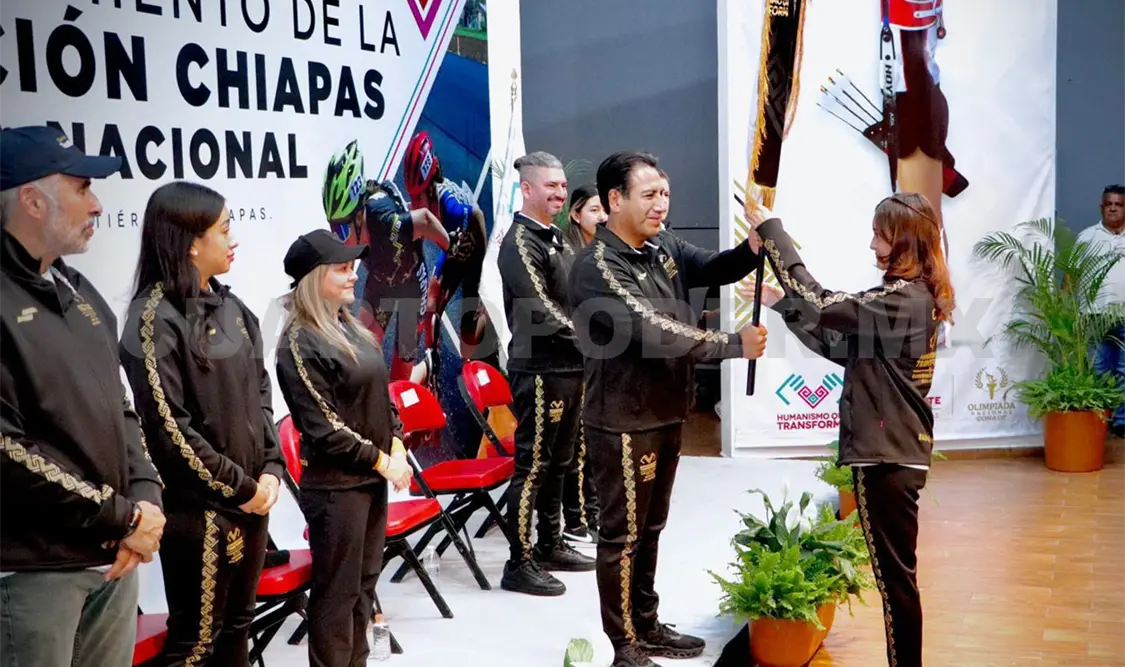 El gobernador Eduardo Ramírez Aguilar entregó el estandarte con el escudo de Chiapas a la delegación encabezada povr Evelyn Fuentes Madrigal. Agencias