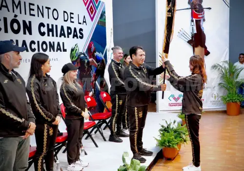 Abanderan a delegación para Olimpiada Nacional